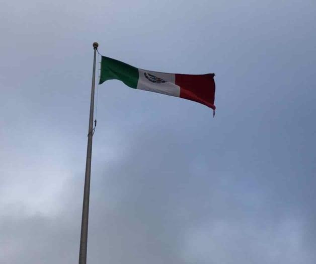Izan bandera en plaza principal de Reynosa