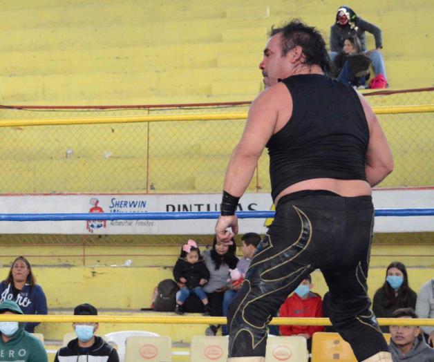 Lucha de apuestas entre Turok Jr. y Súper Chucky