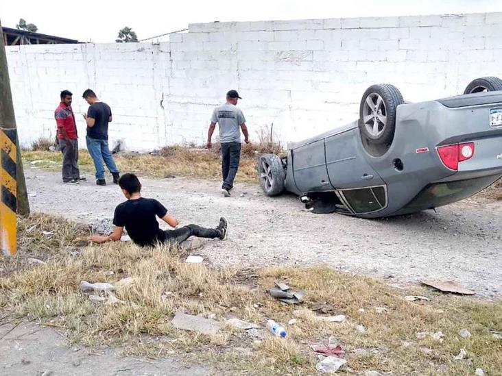Sin frenos y vuelca Sin frenos y vuelca