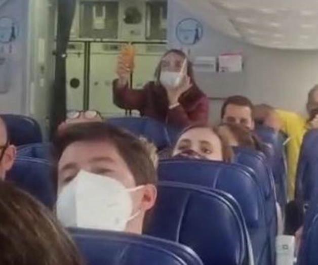 Lanzan en avión insultos a AMLO