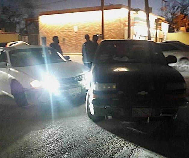 Conductor ignora alto; estrella una camioneta Conductor ignora alto; estrella una camioneta