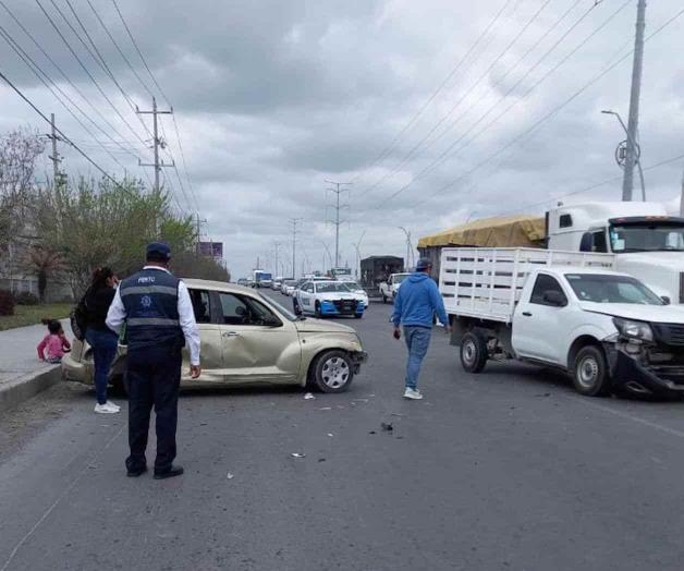 Conductora invade carril y provoca una carambola