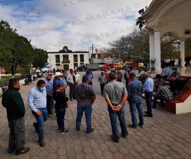 Bloquean camioneros acceso principal a la presidencia municipal de San Fernando