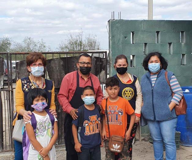 Reparten mochilas a pequeños Reparten mochilas a pequeños