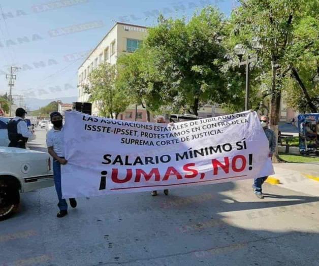 Insisten maestros jubilados en no a pensiones en UMA Insisten maestros jubilados en no a pensiones en UMA