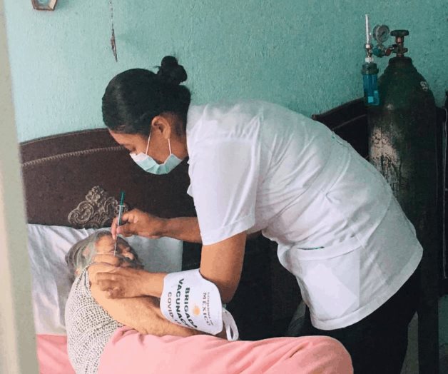 Vacuna en sus casas a adultos mayores Vacuna en sus casas a adultos mayores
