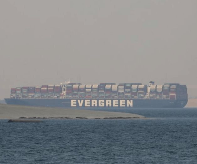 Expertos examinan el casco del mercante atrapado en Suez