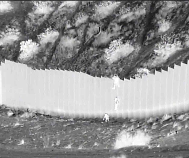 Traficantes dejan caer del muro a dos niñas