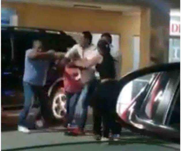 Golpea hombre a un adulto mayor tras incidente vial