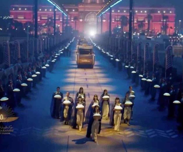 Fastuoso desfile en Egipto