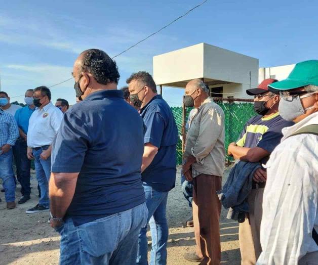 Bloquean obreros trabajos de hospital