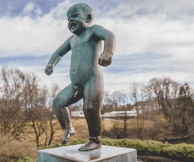 Vándalos dañan famosa estatua de bebé furioso en Oslo, Noruega Vándalos dañan famosa estatua de bebé furioso en Oslo, Noruega