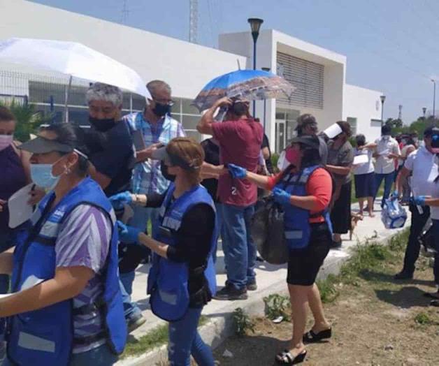 Reparten agua y cubrebocas