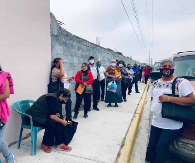 Largas filas, en busca de la vacuna anti- Covid