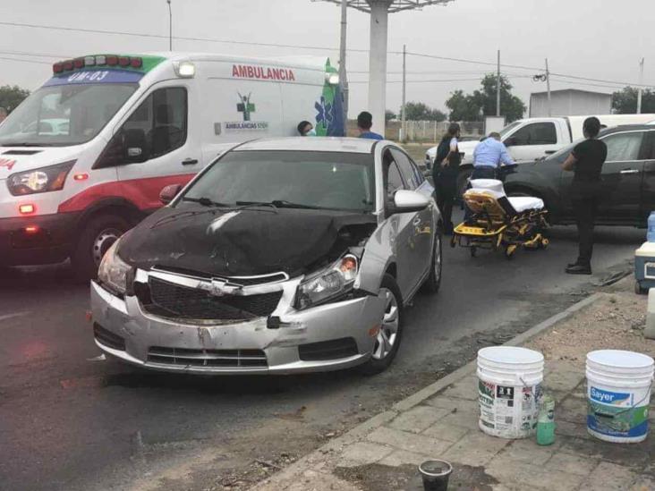 Ignora alto, choca, hiere a conductora y se escapa Ignora alto, choca, hiere a conductora y se escapa