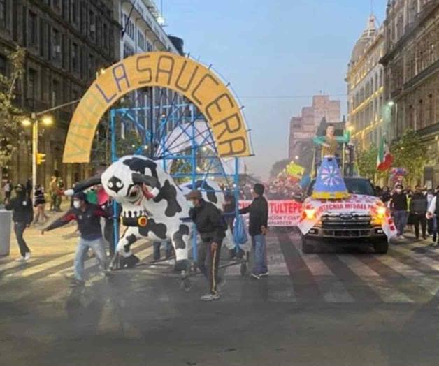 Coheteros de Tultepec se manifiestan afuera de Palacio Nacional