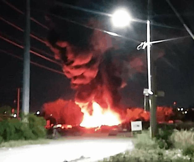 Arde ‘cementerio’ de llantas