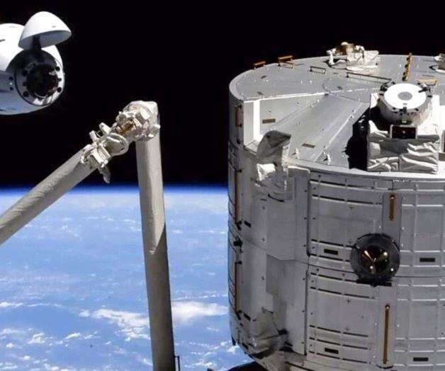Cápsula reutilizada de SpaceX llega a la EEI con astronautas