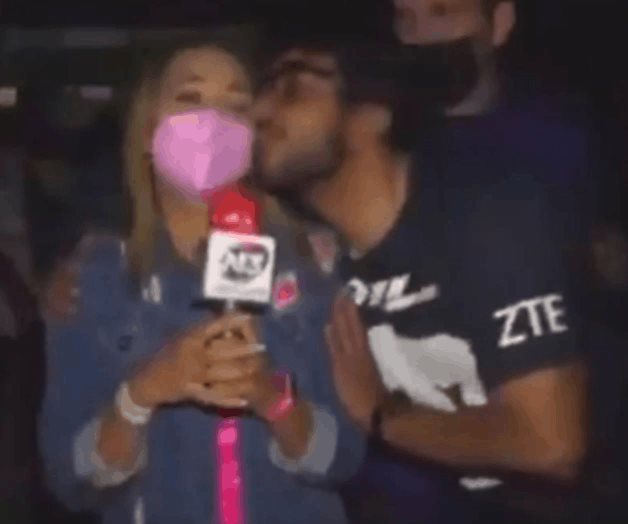 Reportera sufre acoso durante transmisión en vivo Reportera sufre acoso durante transmisión en vivo