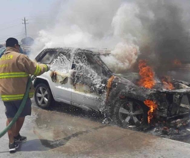 Consume fuego a una camioneta