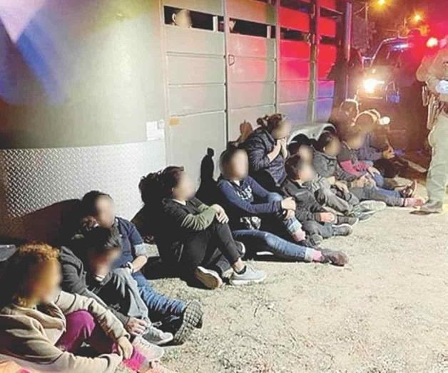 Hallan en remolque de caballo a ilegales