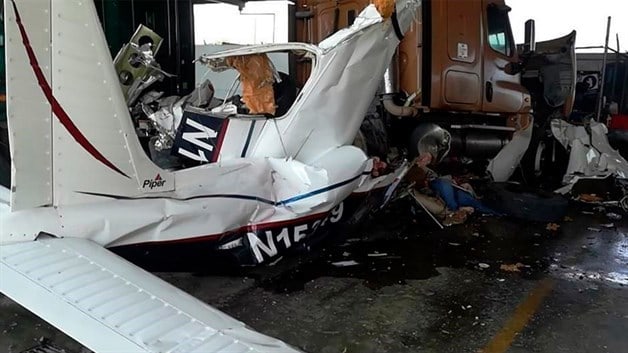 Cae avioneta en patio de empresa; mueren 6