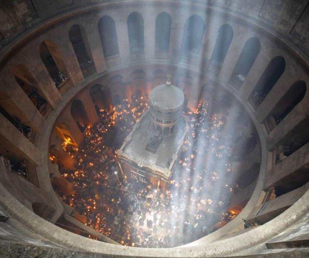 Fieles vacunados llenan Iglesia en Jerusalén para ceremonia