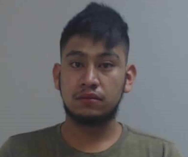 Choca contra auto, huye y gira hacia los agentes Choca contra auto, huye y gira hacia los agentes