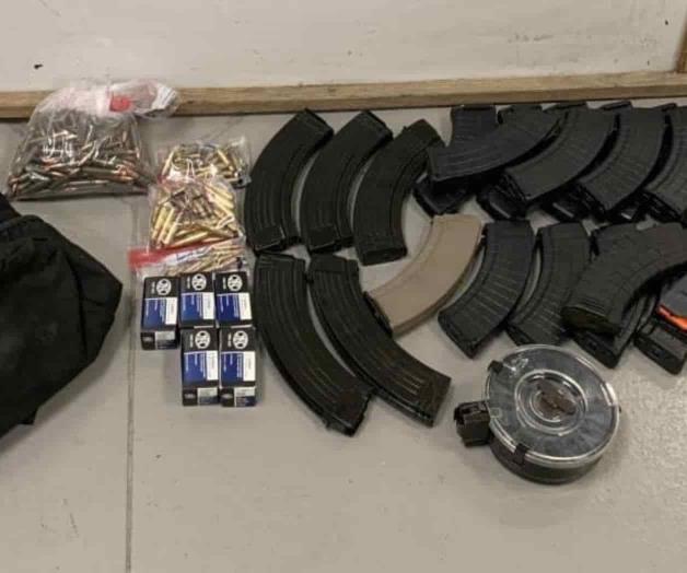 Descubren mochila con 24 cargadores