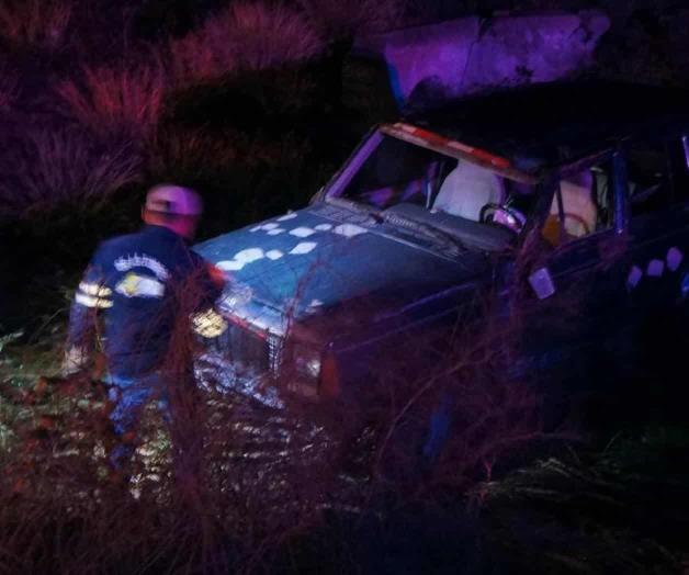 Encuentran en cuneta camioneta volcada