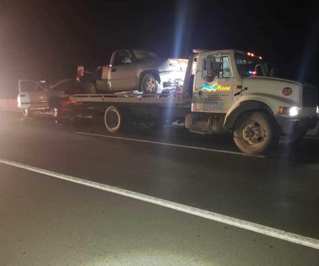 Abandonan 2 camionetas con ropa y ‘ponchallantas’ Abandonan 2 camionetas con ropa y ‘ponchallantas’