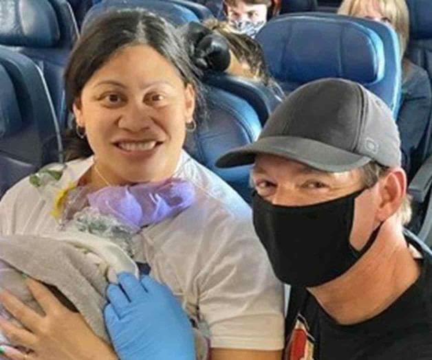 Enfermeras y un médico asisten un parto en un vuelo a Hawai