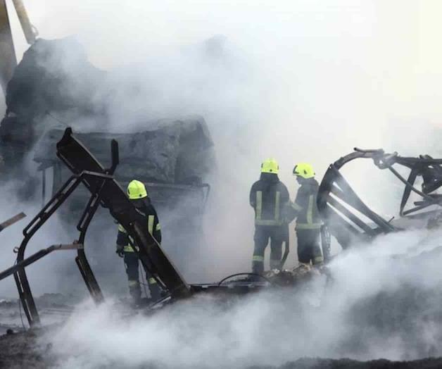 Deja siete muertos incendio de pipas
