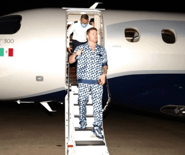 Canelo presume lujosa pijama en su llegada a Texas