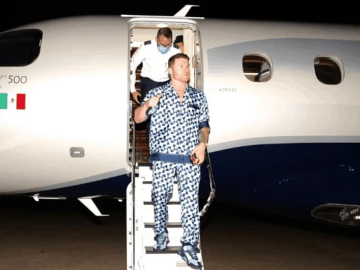 Canelo presume lujosa pijama en su llegada a Texas Canelo presume lujosa pijama en su llegada a Texas