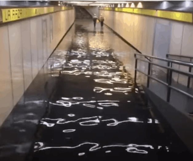 Amanece inundado un acceso del Metro en CDMX Amanece inundado un acceso del Metro en CDMX