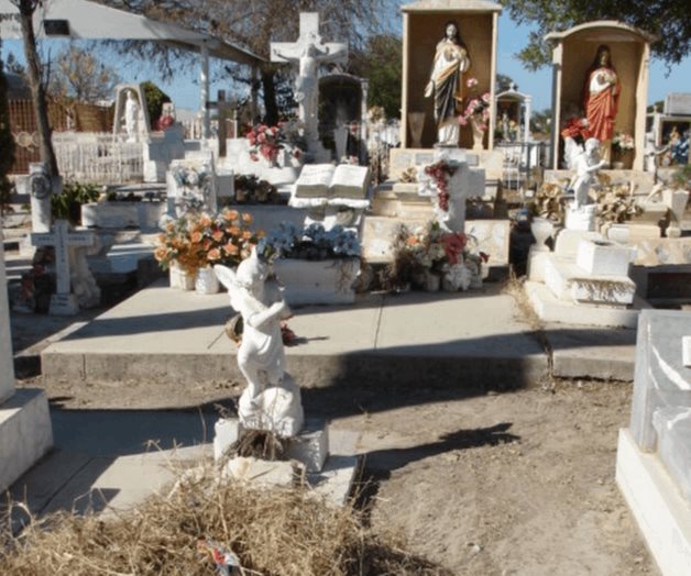 Controlan acceso a los panteones Controlan acceso a los panteones