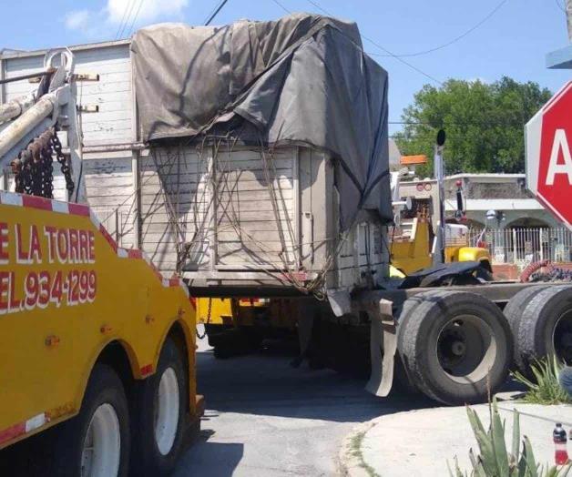 Desprende caja de tracto-camión en zona residencial