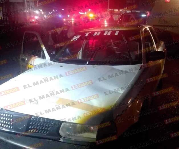 Pierde control de taxi y vuelca; muere pasajero 