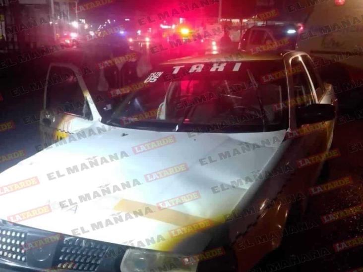 Pierde control de taxi y vuelca; muere pasajero Pierde control de taxi y vuelca; muere pasajero