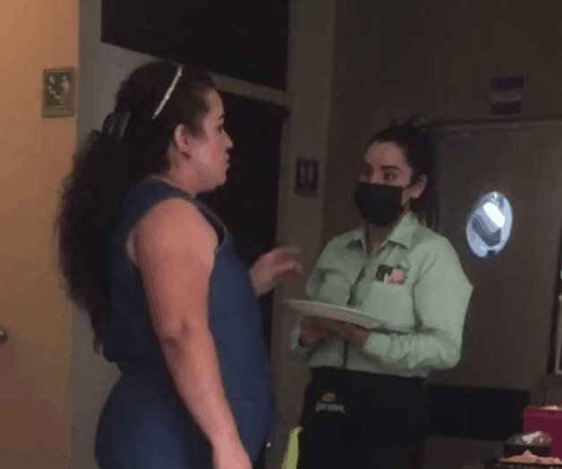 #LadyComeGratis alega que un platillo estaba crudo y se niega a pagar su cuenta y la de 17 invitados