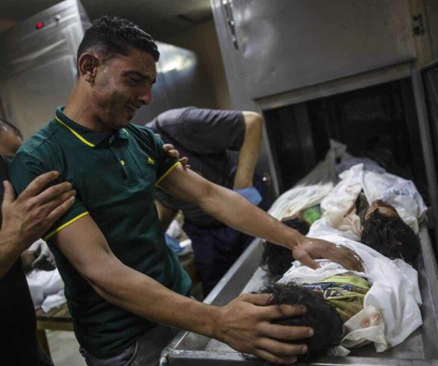 Civiles palestinos huyen del fuego israelí en Gaza