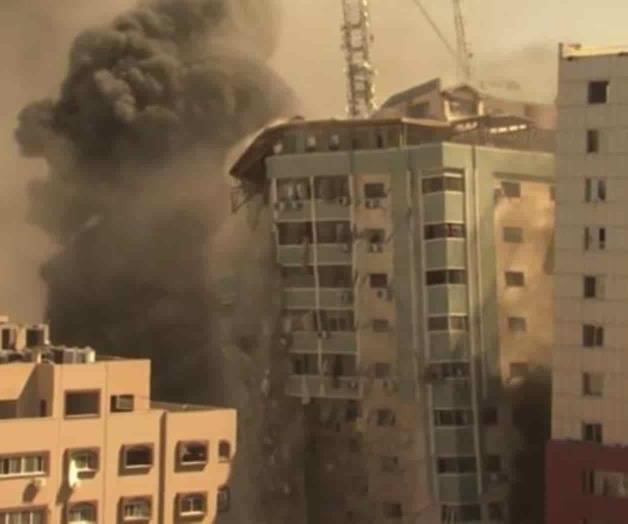 Israel destruye edificio que albergaba sede de AP en Gaza