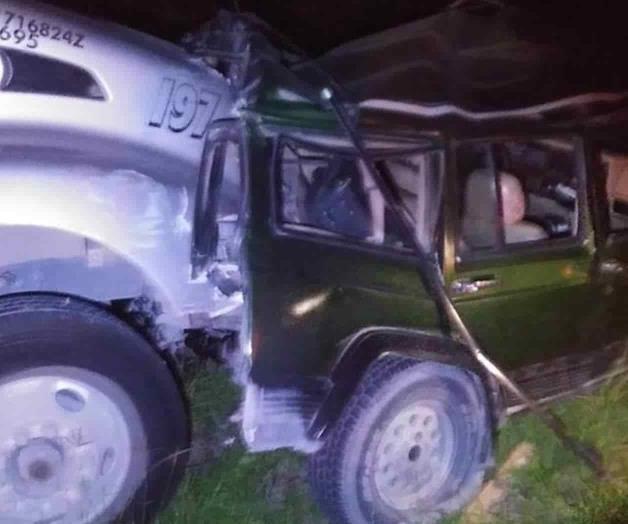 Embiste tracto-camión a familia en autopista