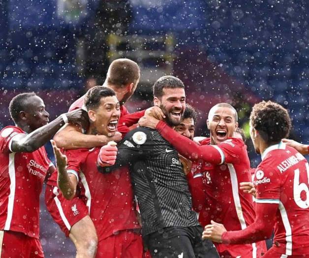 Gol agónico de Alisson salva a Liverpool