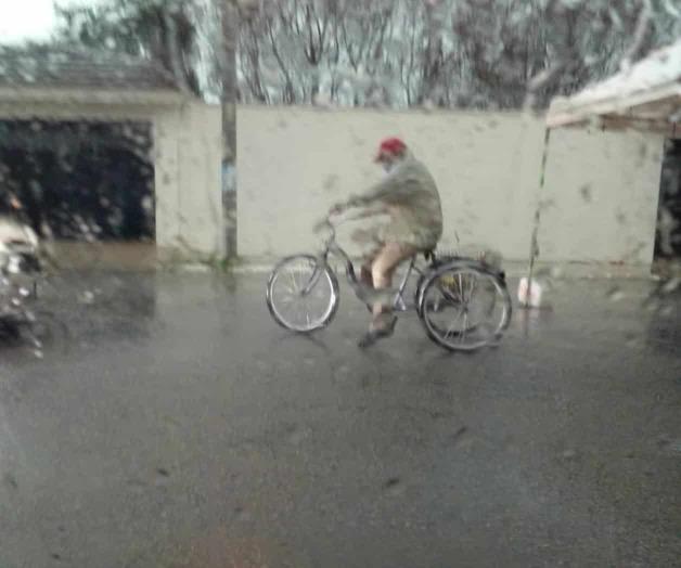 Llega en triciclo a recibir vacuna