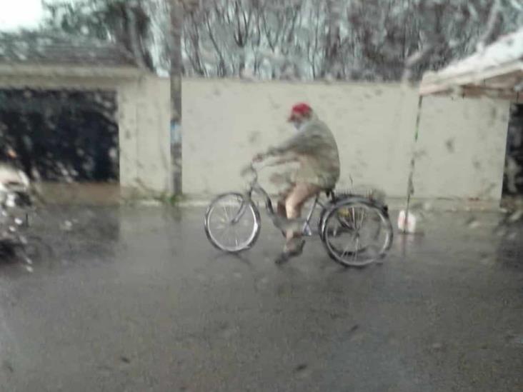 Llega en triciclo a recibir vacuna Llega en triciclo a recibir vacuna