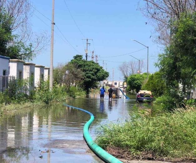 Bloquean carretera por inundación en Pirámides