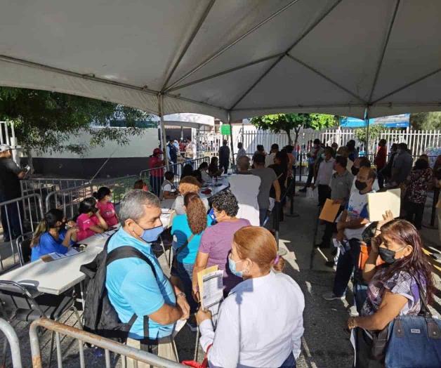 Inoculan contra Covid-19 a personas de 50-59 años de edad