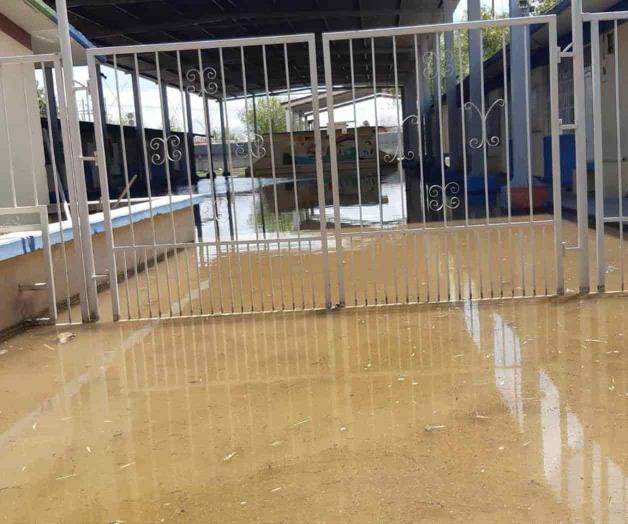 Vuelve a quedar inundada escuela, y sin nadie que resuelva